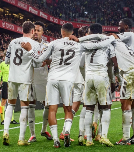 Los jugadores del Real Madrid celebrando un gol contra el Athletic