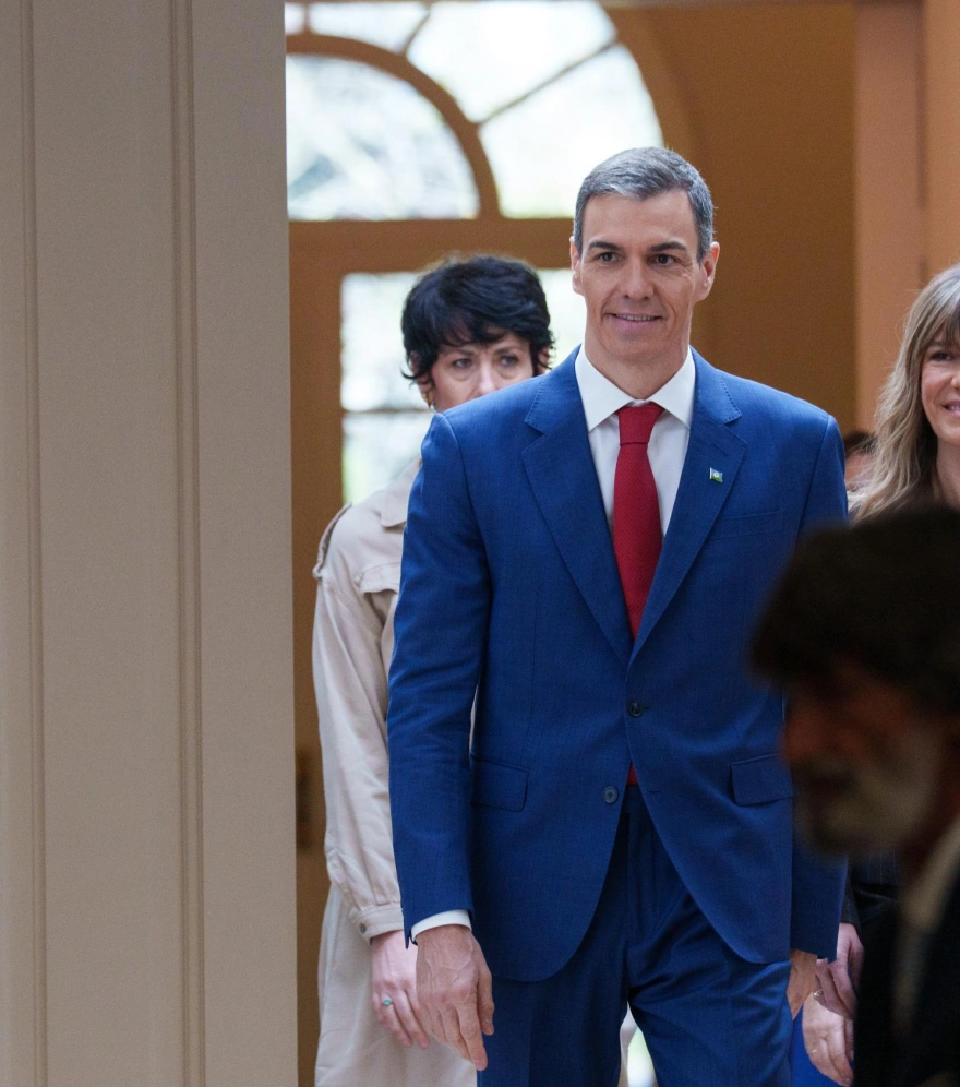 El presidente del Gobierno, Pedro Sánchez (i) y la mujer del presidente del Gobierno, Begoña Gómez (d),