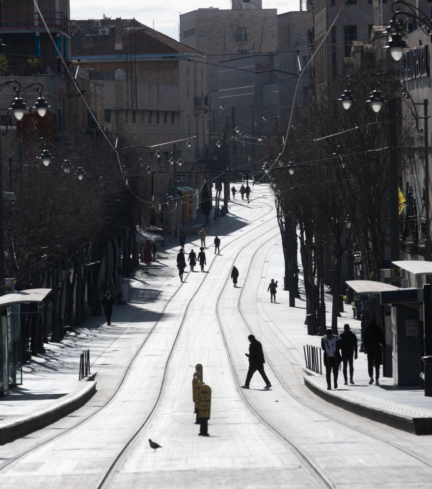 La gente camina por una calle tras escuchar el sonido de una sirena en Jerusalén el 28 de febrero de 2026.