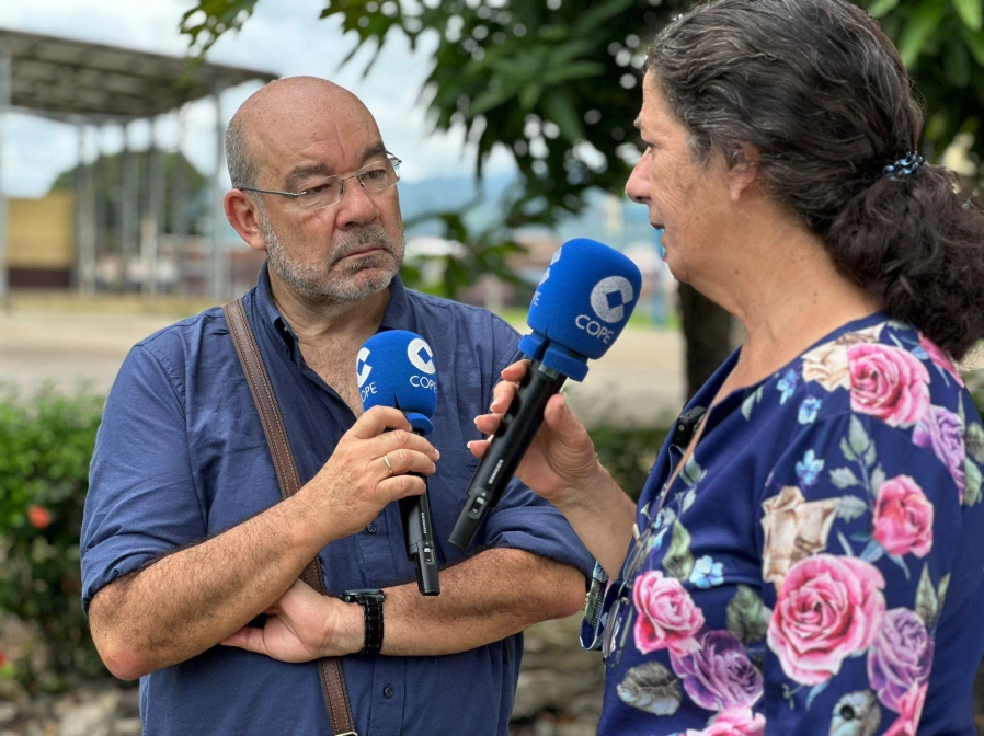 Auxiliadora López, profesora del Colegio Español y directora de la UNED en Malabo con Expósito
