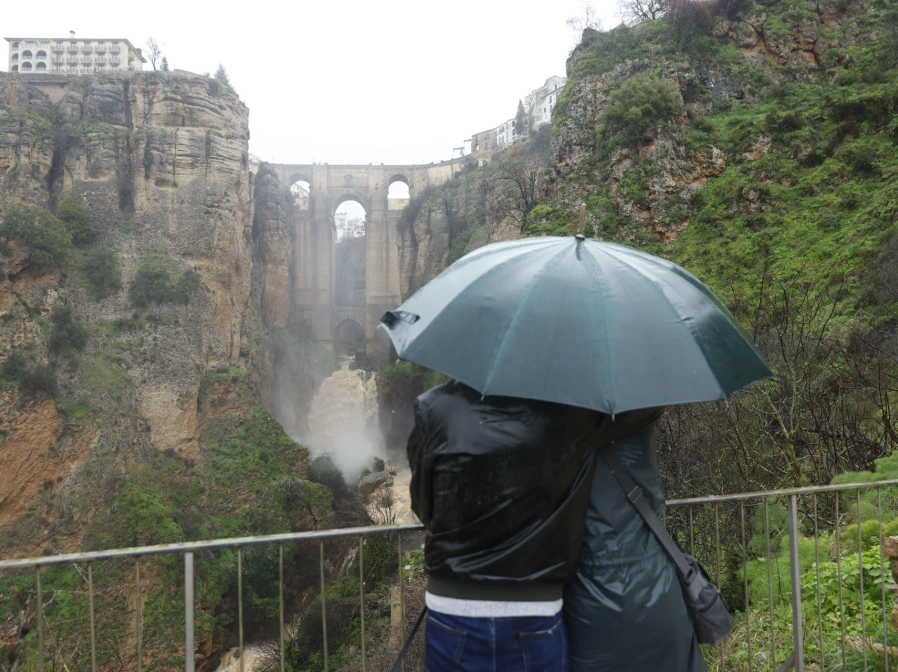 Dos personas miran hacia el puente de la localidad de Ronda (Málaga) este miércoles en el que el paso de la borrasca Leonardo deja desalojos, poblaciones aisladas y cortes de carreteras