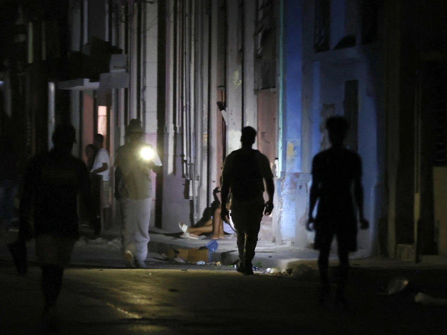 Personas caminando por una calle durante un apagón en La Habana (Cuba)