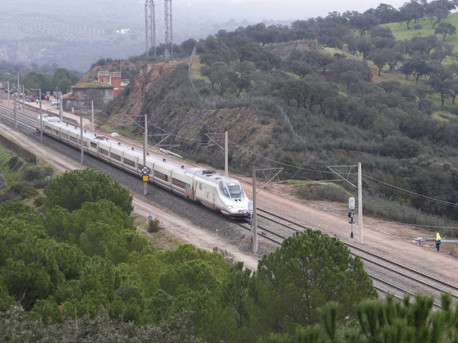 Imagen de un tren AVE a su paso por el tramo de vía, completamente restaurado, donde ocurrió el trágico accidente del pasado 18 de enero en Adamuz (Córdoba)