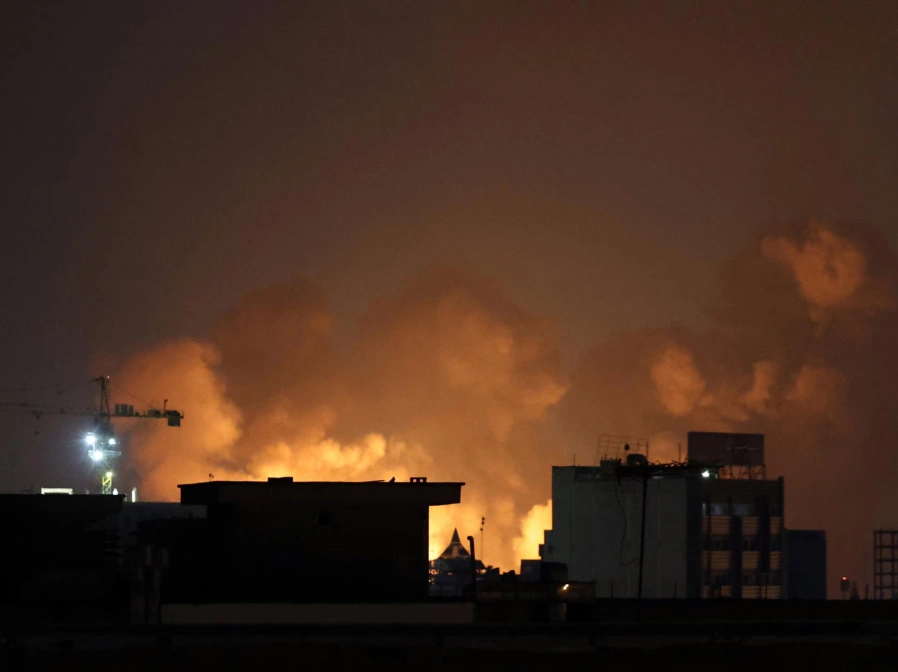 Humo se eleva tras un ataque aéreo en el centro de Teherán, Irán, el 6 de marzo de 2026.