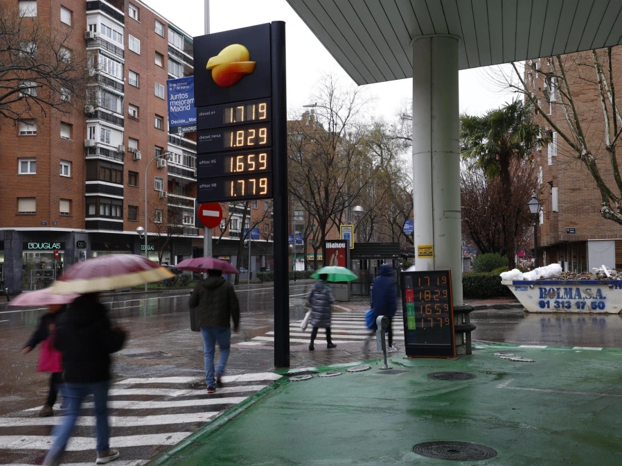 Precios de los distintos tipos de gasolina y gasoil anunciados en una gasolinera de Madrid