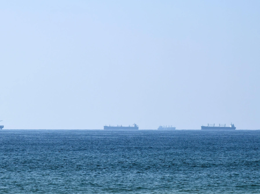 Silueta de buques de carga alineados en el Estrecho de Ormuz en el horizonte. Omán