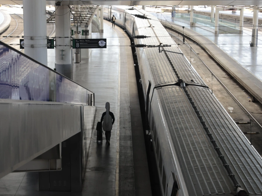 Pasajeros en los andenes de la estación de Atocha en Madrid este viernes, en el que comienza la operación especial de Semana Santa