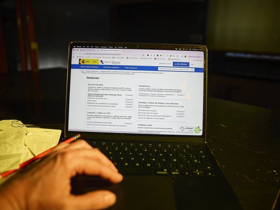 Una persona hace el borrador de su declaración de la renta en un ordenador