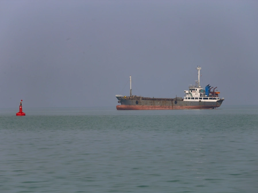 Un buque de carga navega por el estrecho de Ormuz