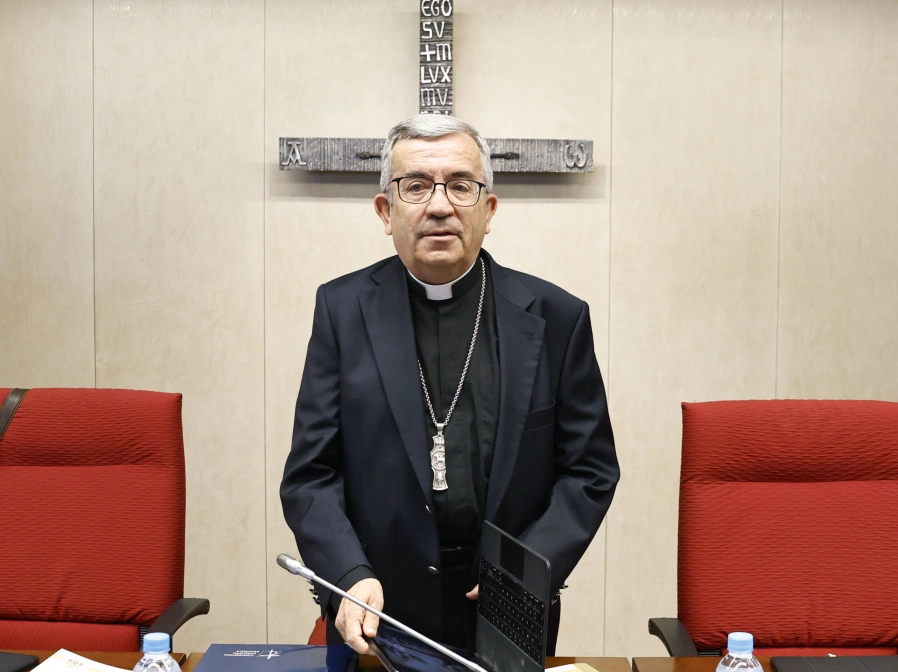 MADRID, 20/04/2026.- El presidente de la Conferencia Episcopal Española (CEE), Luis Argüello, preside la 129ª Asamblea Plenaria de la institución en Madrid, este lunes. Los obispos españoles celebran a partir de este lunes la 129º Asamblea Plenaria de la CEE, la última que tendrá lugar antes de que el papa León XIV visite España del 6 al 12 de junio en el que será la primera estancia de un pontífice en territorio español en quince años tras el viaje realizado por Benedicto XVI en 2011. EFE/Sergio Pérez