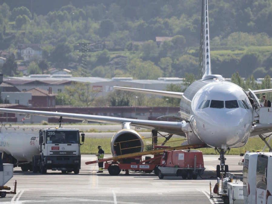 Un camión de queroseno suministra combustible a un avión antes de despegar