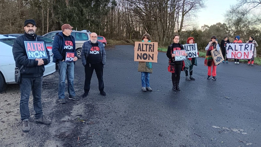 Los gritos de "Altri Non" se escucharon en la inauguración del tramo Palas-Melide