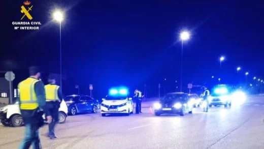 Agentes de la Guardia Civil intervienen en una concentración ilegal de coches