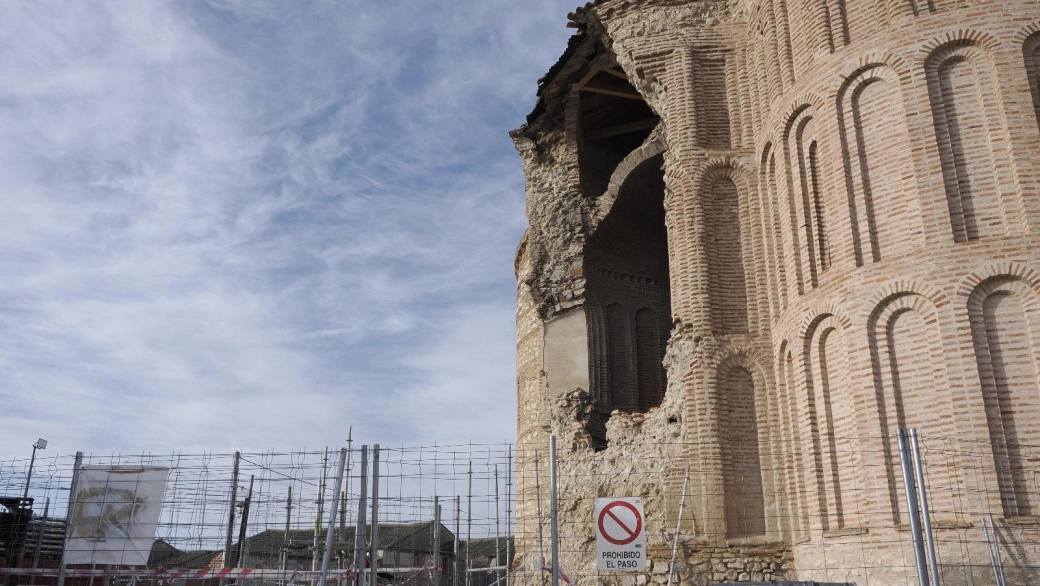 Inicio de la instalacion de medios auxiliares necesarios para la reconstruccion del abside de la Iglesia de Muriel (1)