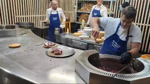 Un pulpeiro en plena faena en las casetas