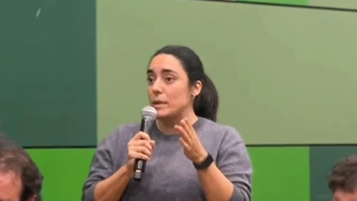 Vecina de Novo Mesoiro pide mejor conexión con el barrio donde tienen el centro de salud