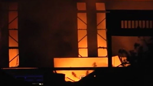 Espectacular incendio en Vitoria que obligó a cerrar ventanas en toda la ciudad