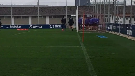 Entrenamiento de Osasuna con lluvia, frío y balones naranjas
