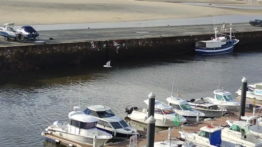 Embarcación con dificultades para salir de puerto por culpa de la falta de calado