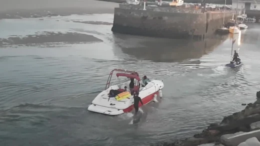 Embarcación deportiva en la salida del canal del puerto de Foz