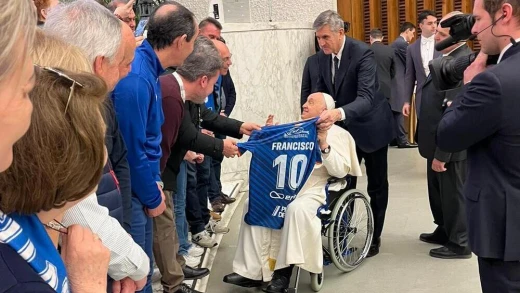 Momento de la entrega de la camiseta de la UD Socuéllamos al Papa Francisco