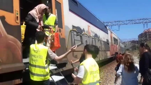 Evacuación de los pasajeros de un tren de cercanías de RENFE