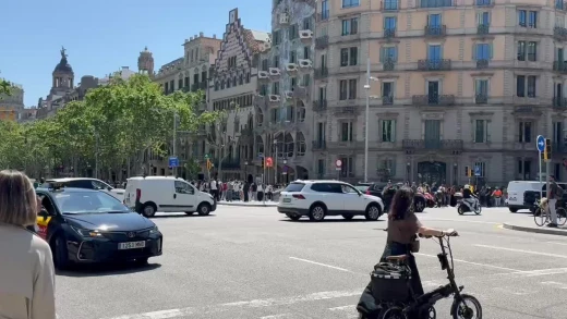 Una Barcelona con caos de tráfico en sus calles por el apagado de la mayoría de semáforos