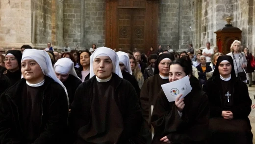 Los fieles pudieron seguir la misa funeral por pantallas en la Plaza de la Universidad