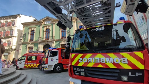 Camiones de Bomberos ante el círculo