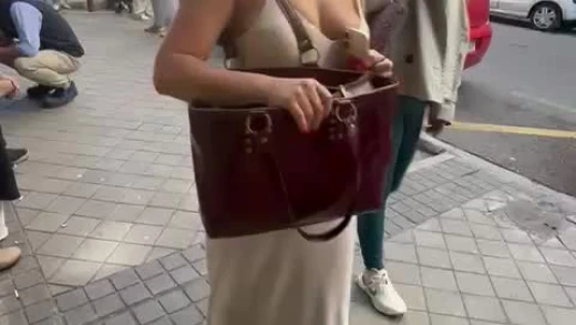 Gente en la calle escuchando la radio