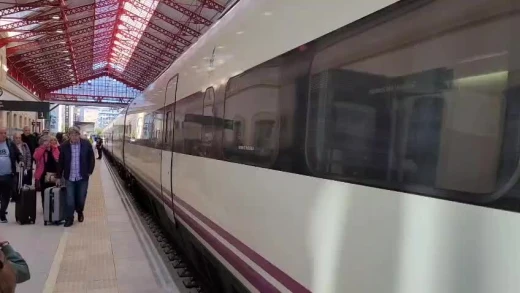 El primer tren de Renfe con destino a Madrid llegando a la estación de San Sebastián
