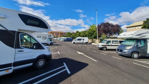 Más de un centenar de autocaravanas están estacionadas en la ciudad