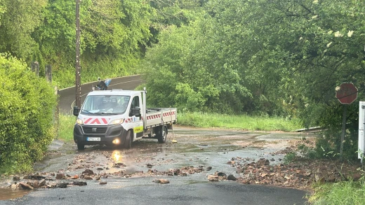 Piedras y maleza y muchos problemas cuando llueve en Aríns