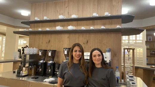 Natalia y Anaysa atienden el primer Zacafé de A Coruña