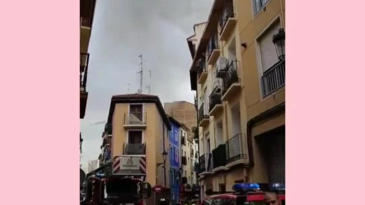 Momento en el que han llegado los bomberos al lugar del incendio.