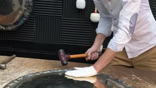 Adrián Lenhardy fabricando un gong