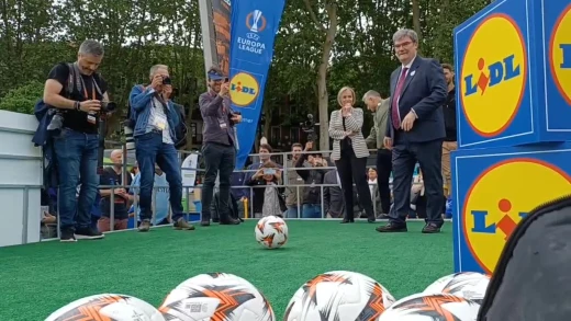 Juan Mari Aburto, alcalde de Bilbao, durante la inauguración de la Fan Zone neutral en el Arenal