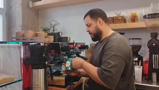 Sirviendo un café de especialidad