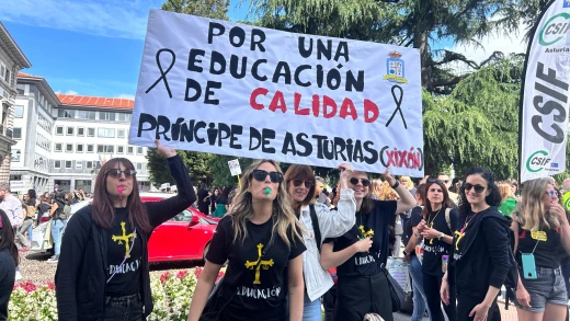 Manifestación multitudinaria en la Plaza de España, en Oviedo