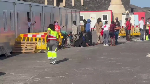 Los efectivos de emergencias salvando a los migrantes