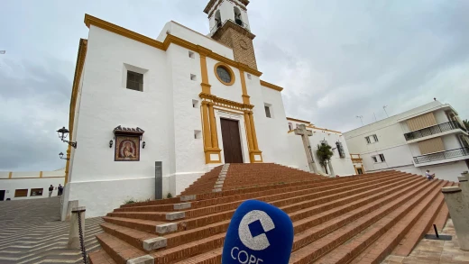 COPE Huelva contándote todo lo que pasa en la salida de la Hermandad de Ayamonte
