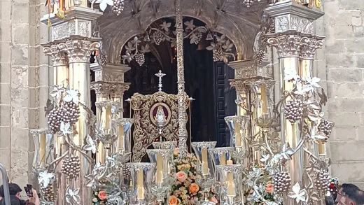 Colocación del simpecado de Jerez en la carreta antes de iniciar la marcha