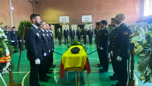 Momento de imposición de la medalla