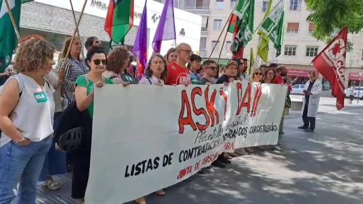Trabajadores protestando ante el ambulatorio de Olaguibel en Vitoria