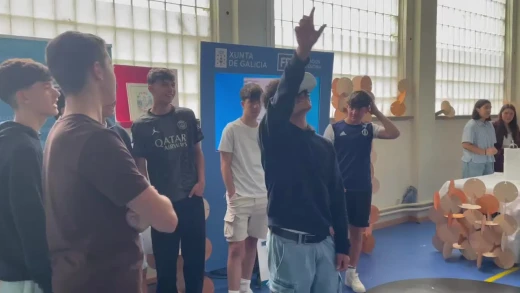Un alumno prueba las gafas 3D que te llevan por Portomarín