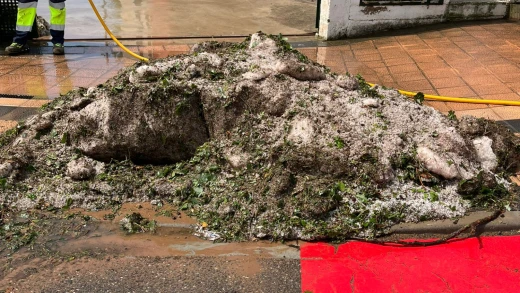 Los estragos del granizo: Clases canceladas, persianas agujereadas y aparición de grúas