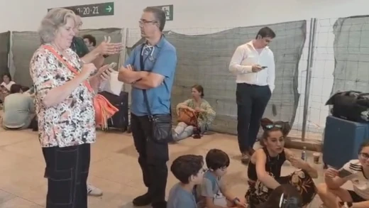 Imágenes de pasajeros a la espera de noticias en un nuevo incidente ferroviario en Chamartín