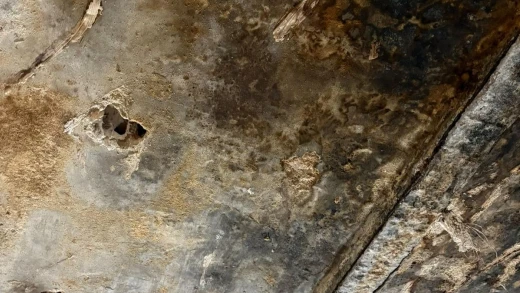 Grietas en el techo de la casa