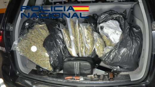 Policía Nacional detiene a un hombre que
portaba más de 16 kilos de marihuana y un
arma de fuego en su vehículo
