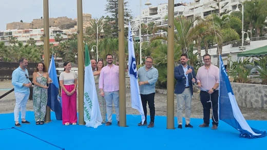 En las playas sexitanas y en el puerto deportivo Marina del Este ya ondean las banderas azules para la temporada de verano 2025